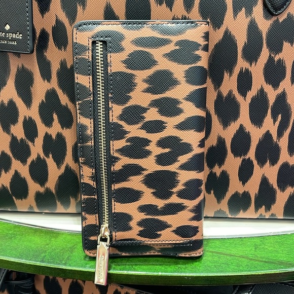 Kate Spade Schuyler Large Slim Bifold Wallet
COLOR:
Multi
NWT - Picture 3 of 16